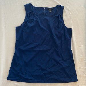 LIKE NEW! St. John Silk Blouse with Keyhole in Back | Size 8